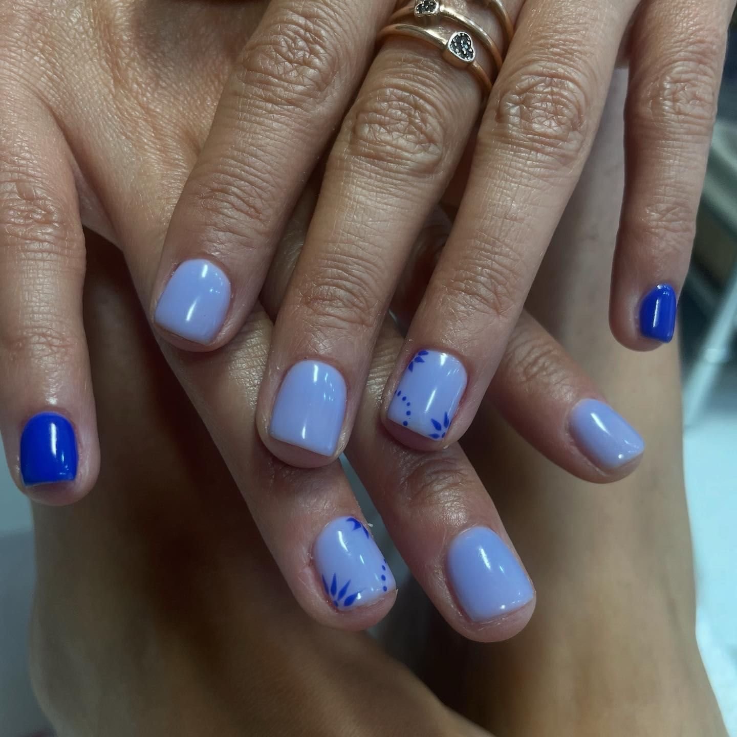 Manicura semipermanente con refuerzo en tono lila con detalle floral